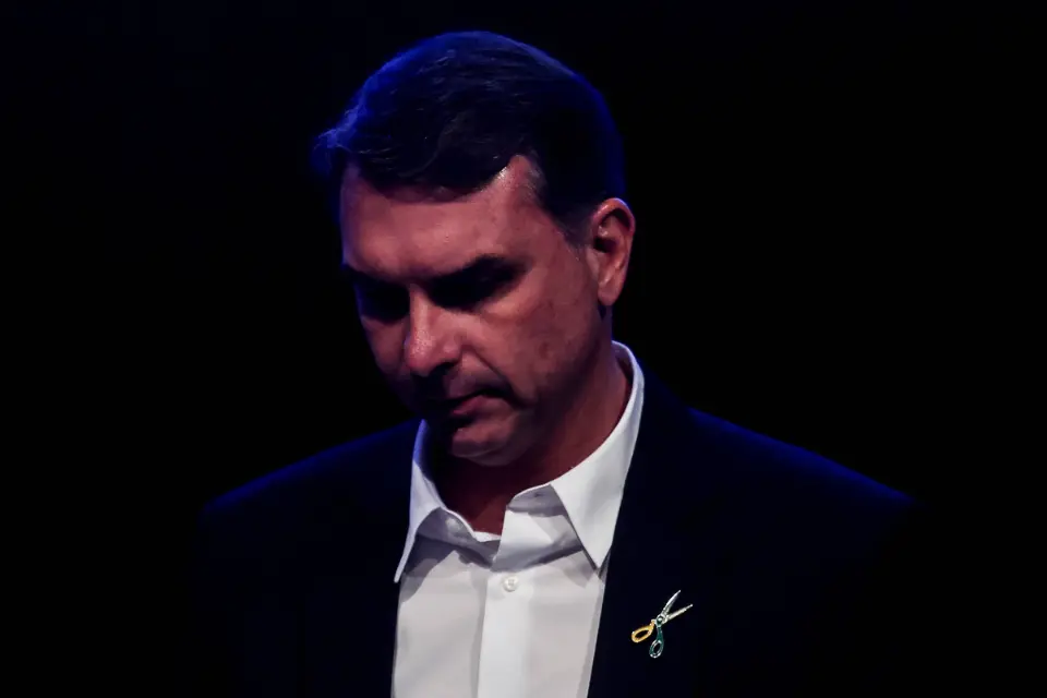 Tesouraço de Flávio fica entre a vassourinha de Jânio e a motosserra de Milei