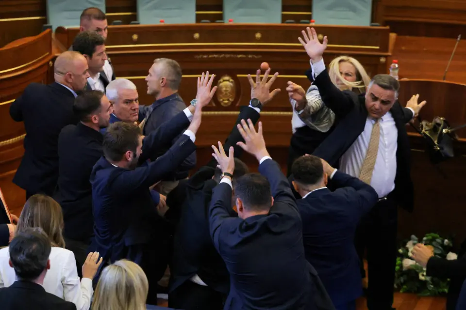Deputada atira ovos contra primeiro-ministro interino do Kosovo