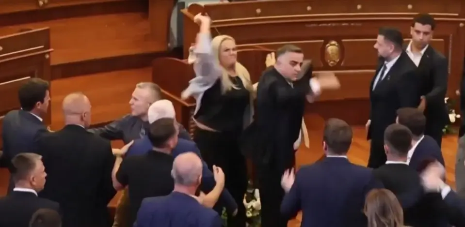 Deputada atira ovos no primeiro-ministro do Kosovo no Parlamento