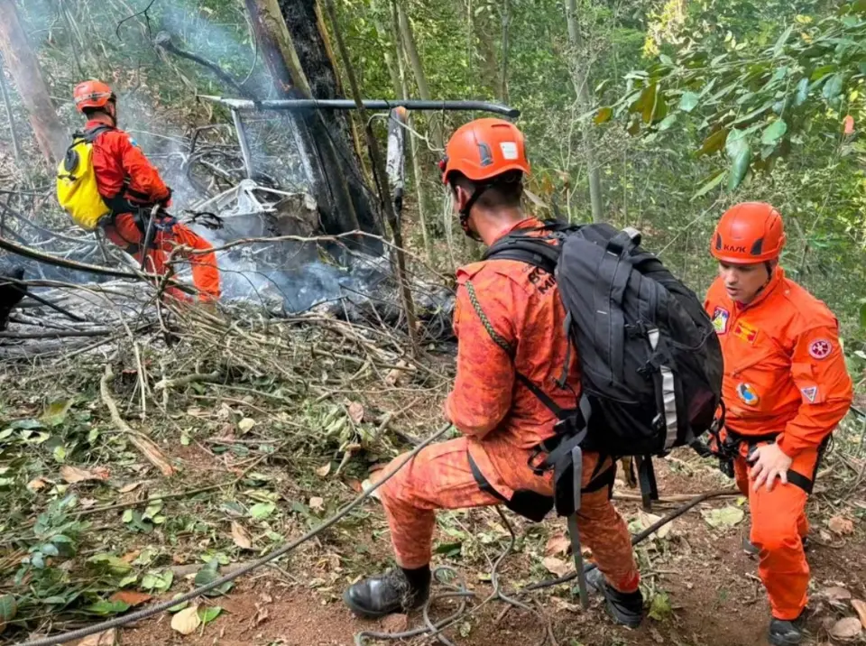 Quatro pessoas morrem em queda de helicóptero no Rio