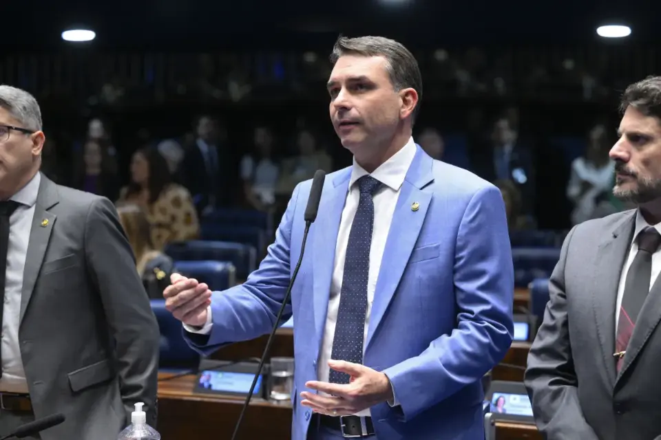 Flávio Bolsonaro critica STF e fala em indicar mulheres para o Supremo