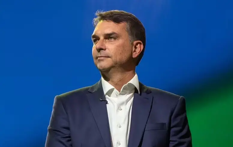 Flávio terá mais tempo de TV que Bolsonaro