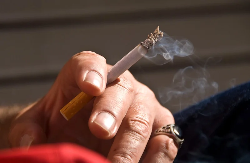 Crime organizado amplia fábricas ilegais de cigarros no Brasil