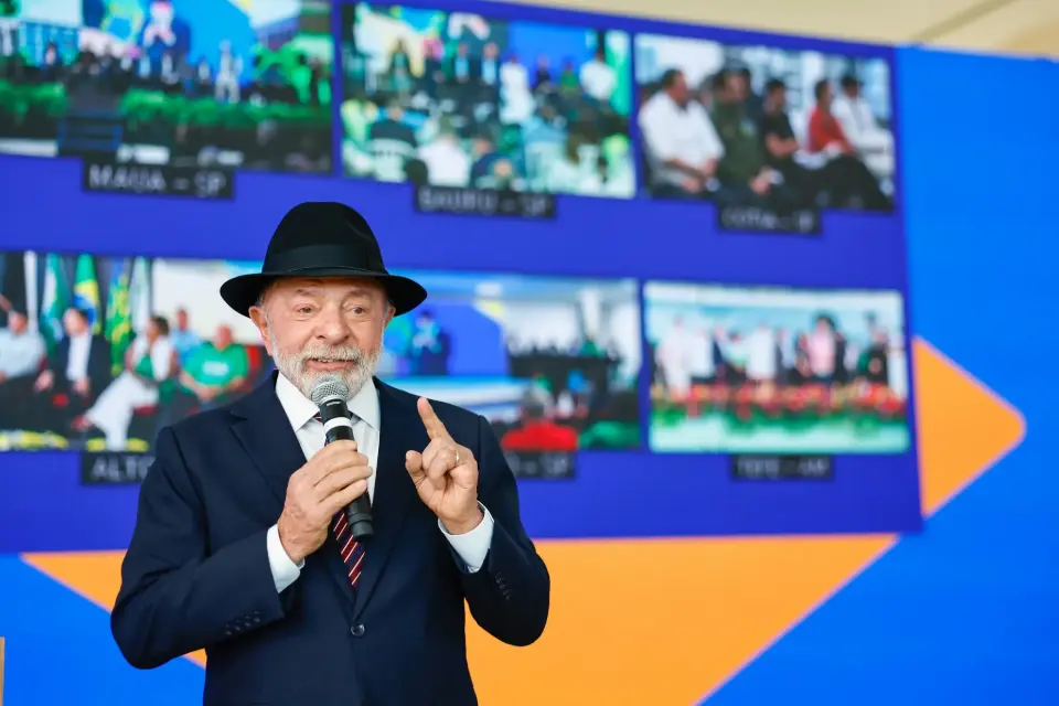 Candidatos à Presidência homenageiam pais e Lula prega o fim da escala 6×1