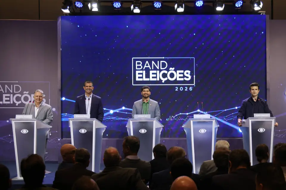 Ausente em debate no Rio, Paes vira alvo de ataques junto com Douglas Ruas