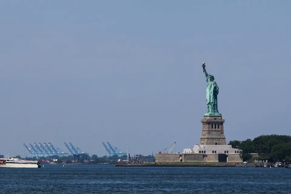 Mãe e filha morrem após barco virar perto da Estátua da Liberdade, em Nova York
