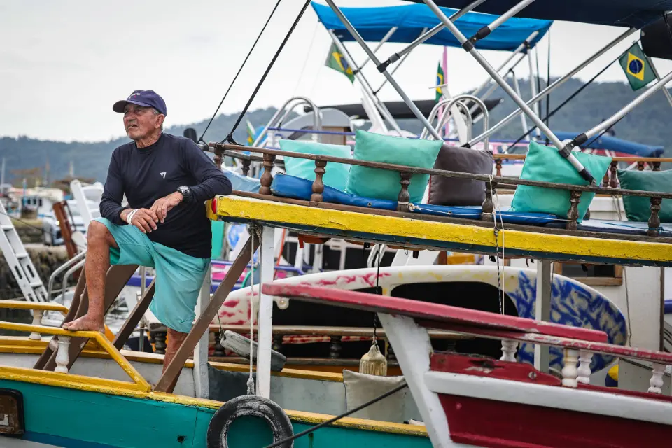 Ex-pescador vive do turismo em Paraty, recebe benefício do governo e está indeciso sobre voto
