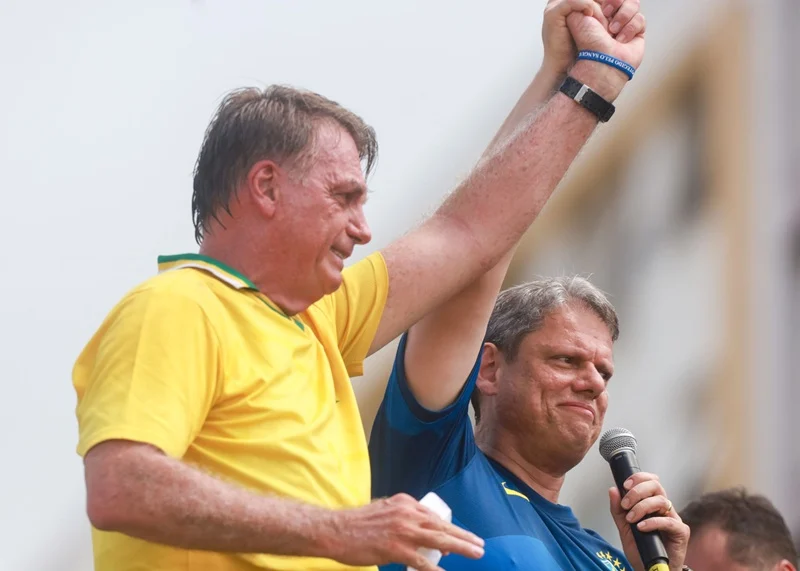 Tarcísio manda abraço a Bolsonaro durante debate: ‘Gratidão não se prescreve’