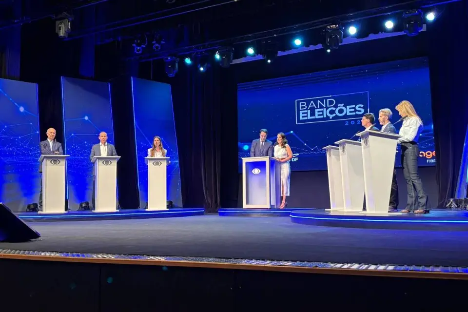 Após ser alvo de adversários, governadora do DF estuda não ir aos próximos debates