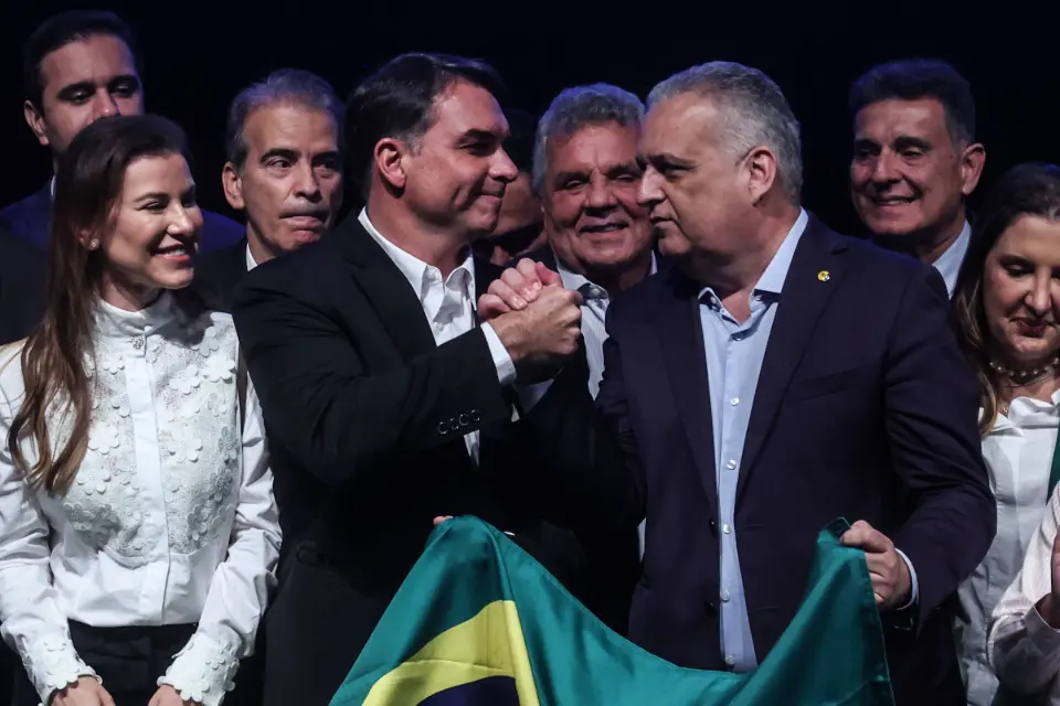 Para Flávio Bolsonaro, a melhor mulher é sempre um homem