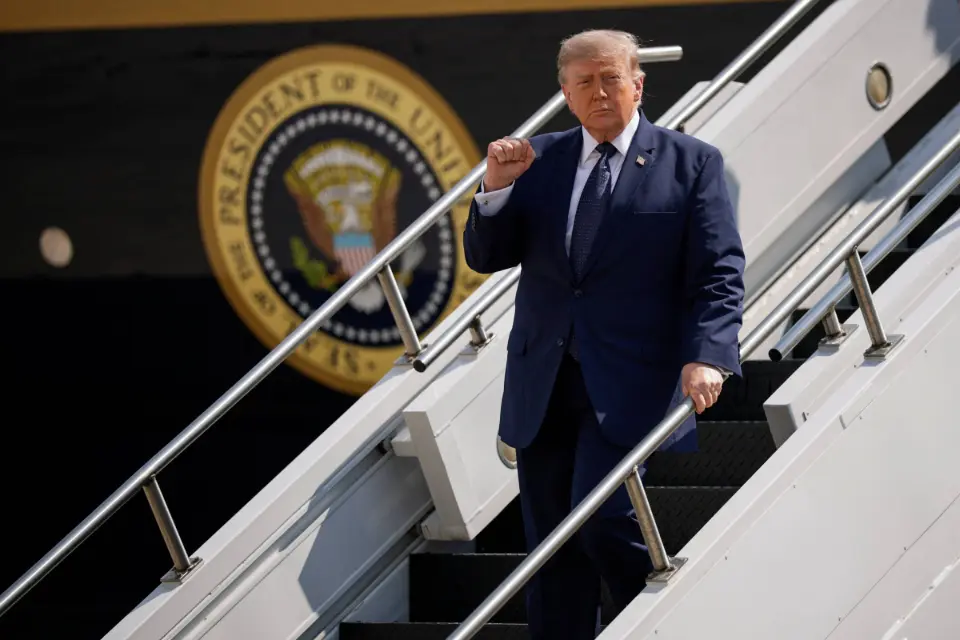Um estratagema elaborado: Trump usou secretamente um jato militar para deixar a Turquia em meio a ameaças