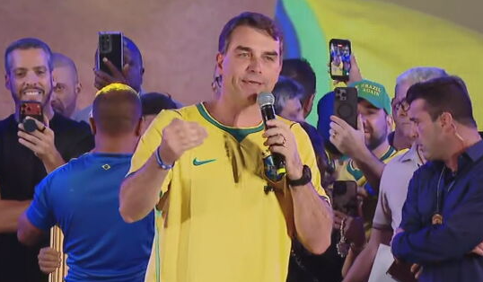 Flávio Bolsonaro usará slogan “O Brasil vai vencer” na campanha ao Planalto