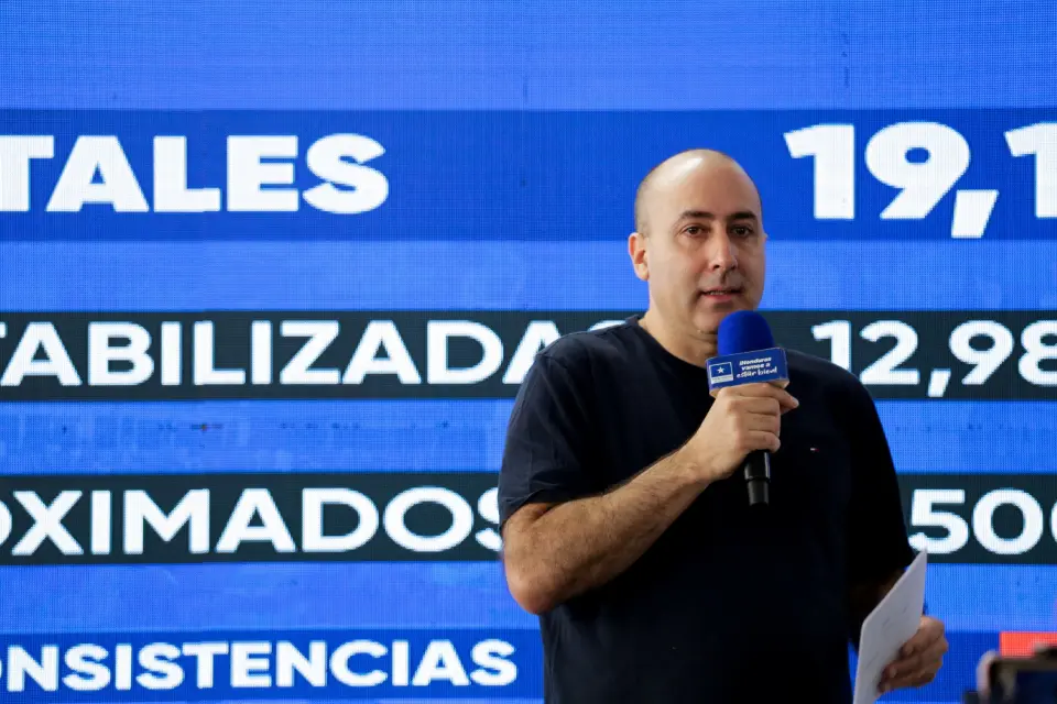 Quem é Fernando Cerimedo, o influencer argentino próximo a Eduardo Bolsonaro que foi preso na Bolívia
