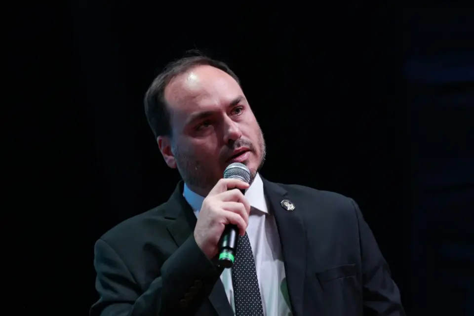 Carlos Bolsonaro reage à decisão de Moraes e defende o irmão Flávio