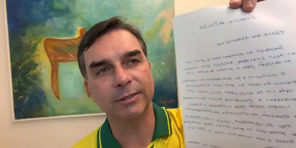 Moraes suspende visitas de Flávio Bolsonaro ao pai e apura possível propaganda eleitoral antecipada