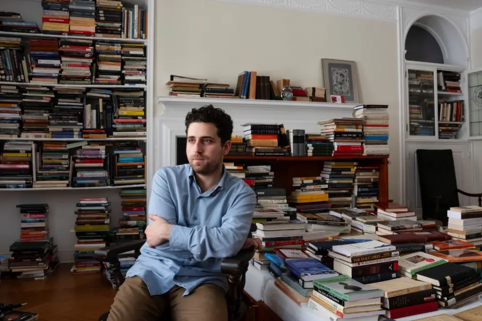 A história do escritor despejado em Nova York por guardar dez mil livros em casa