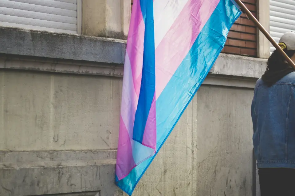 Universidade suspende doutorado de aluna acusada de transfobia