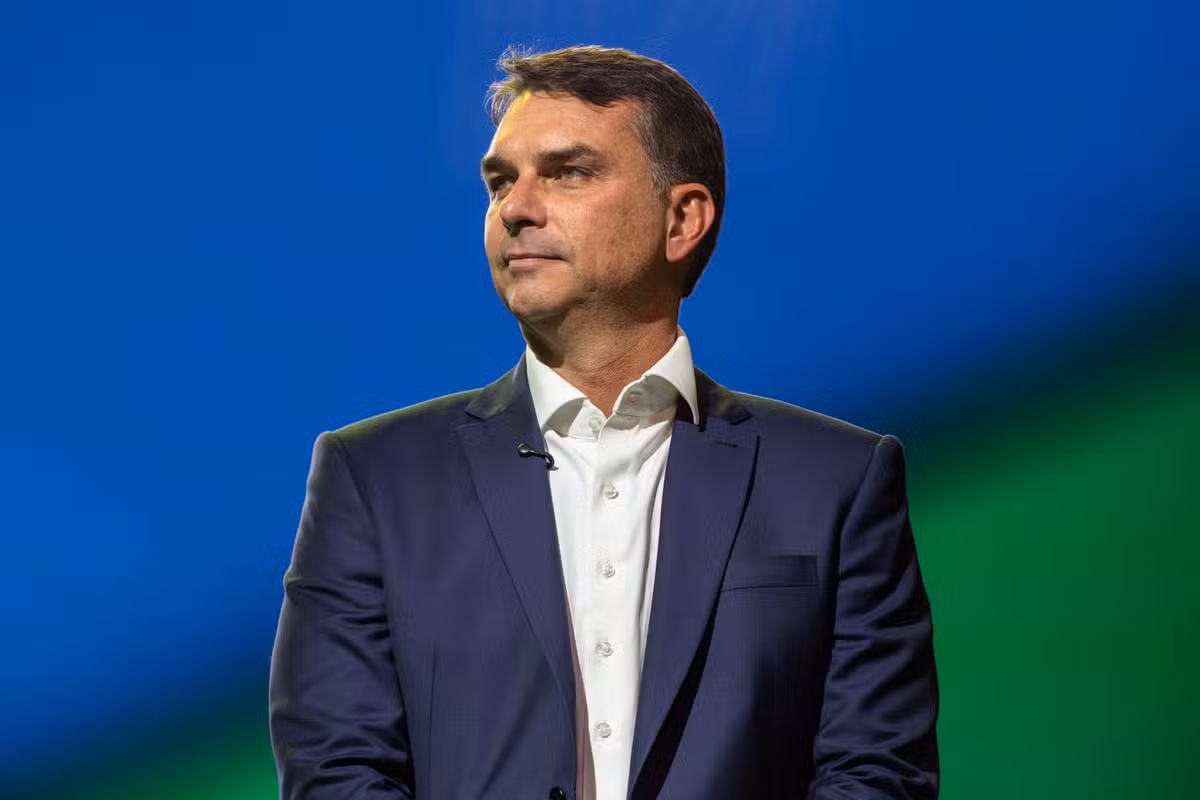 Flávio diz que escândalo do INSS “entrou no gabinete de Lula”