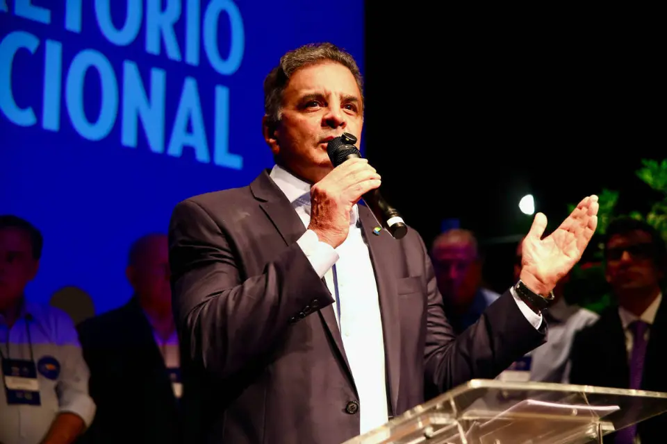 Aécio decide não se candidatar após 40 anos em mandatos eletivos